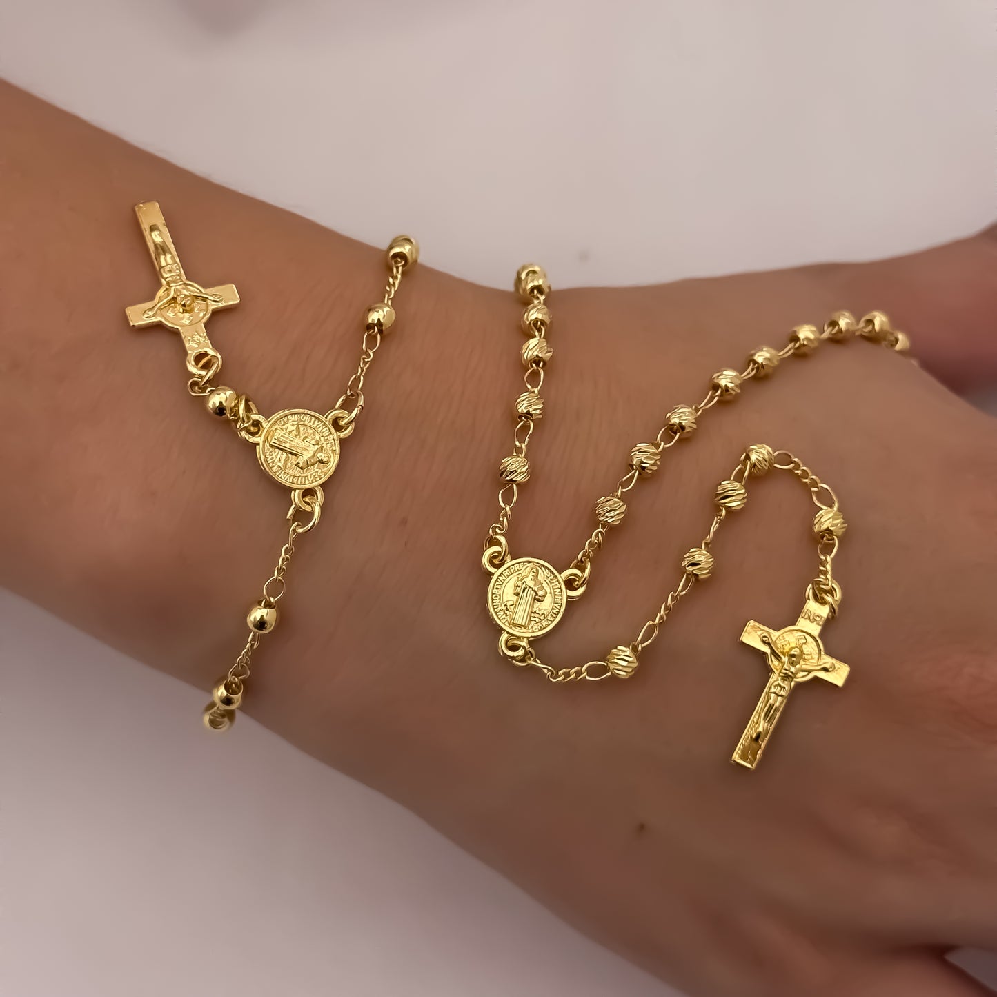 Promoción de Mujer Camándula de San Benito Protección en Balin Italiano de 4mm + Denario de San Benito Protección en Oro Laminado 18k con Garantía de por vida