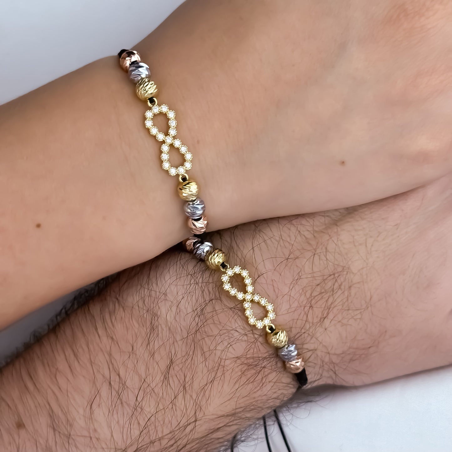 Par de Pulseras Para Parejas con Herraje de Infinitos con Micro Circones en Balin de 3 Oros en Oro Laminado 18k con Garantia de por vida