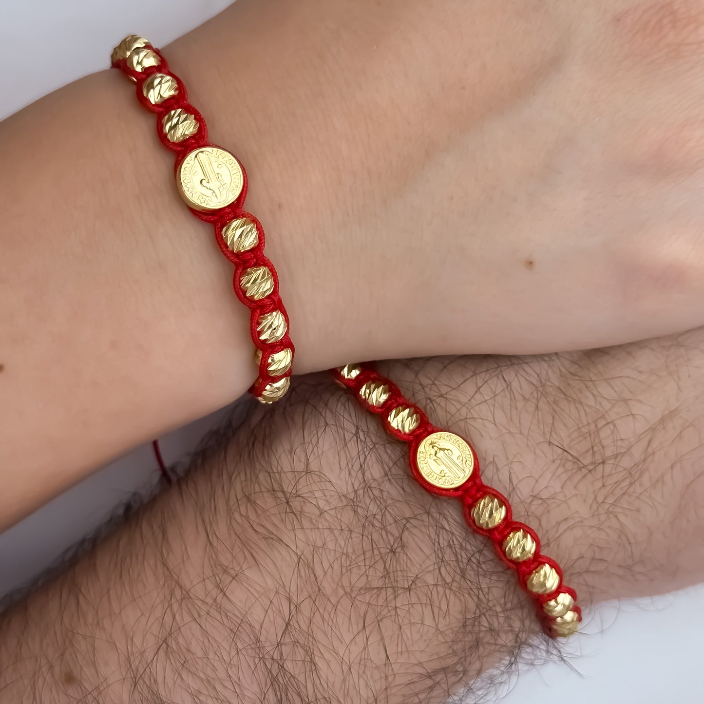 Promocion de 2 Pulseras de San Benito Proteccion en Hilo Rojo Balin Italiano de 6mm en Oro Laminado 18k con Garantia de por vida