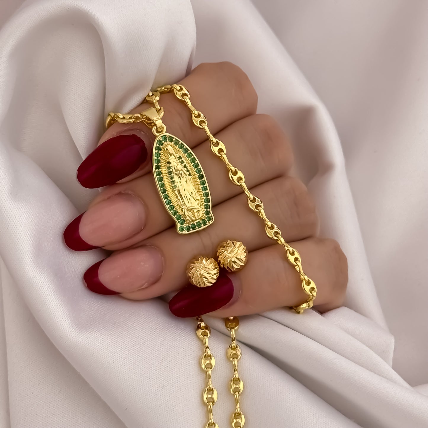 Cadena Tejido Gucci de Dama de 45cm + Virgen de Guadalupe con Micro Circones Verde Esmeralda + Pulsera Gucci de 18cm + Topos Balin italiano de 6mm en Oro Laminado 18k con Garantia de por vida