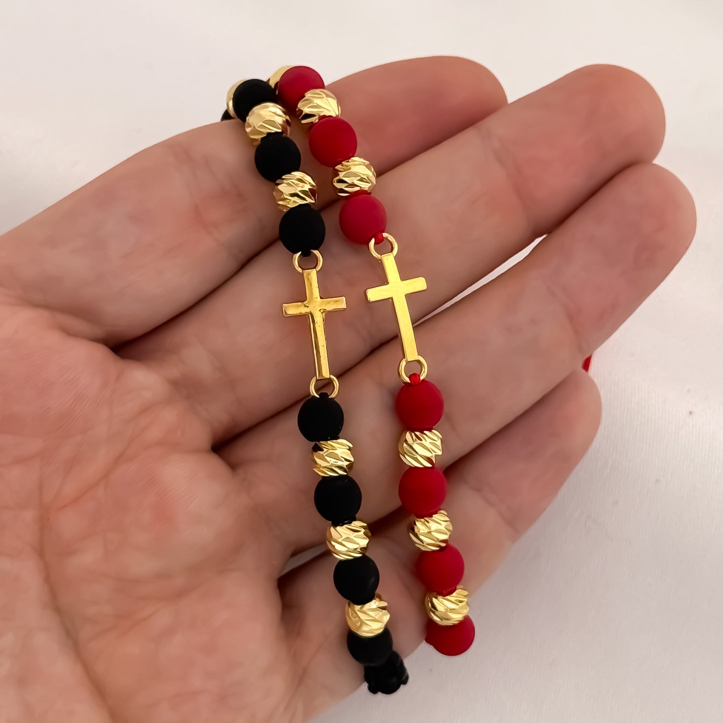 Promoción de 2 Pulseras para Parejas en Balin Italiano en Hilo Rojo + Hilo Negro con Herraje de Cruz Cristo Protector en Oro Laminado 18k con Garantia de por vida
