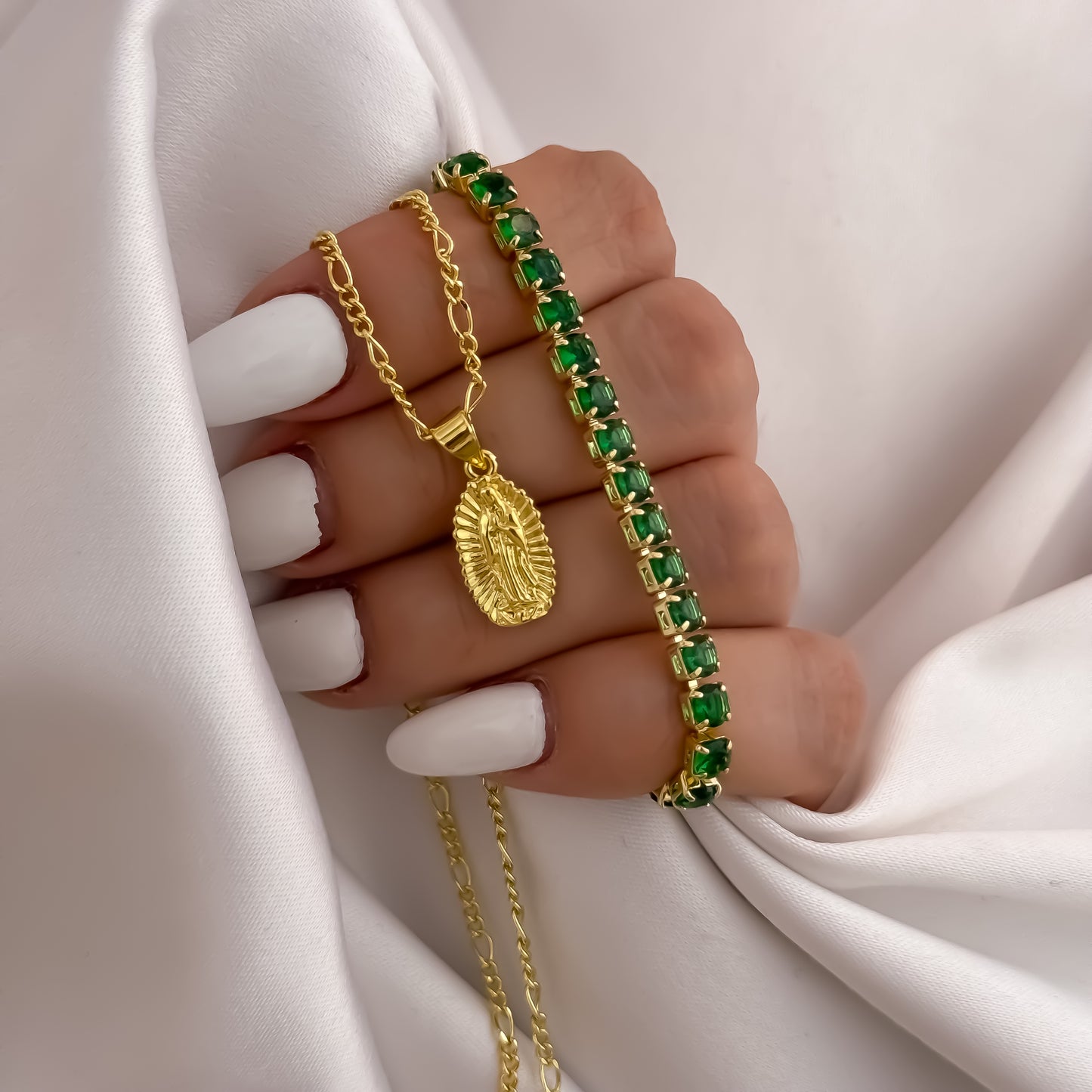 Cadena Tejido Catier de Dama de 45cm + Virgen de Guadalupe + Pulseras Tennis Verde Esmeralda en Oro Laminado 18k con Garantia de por vida