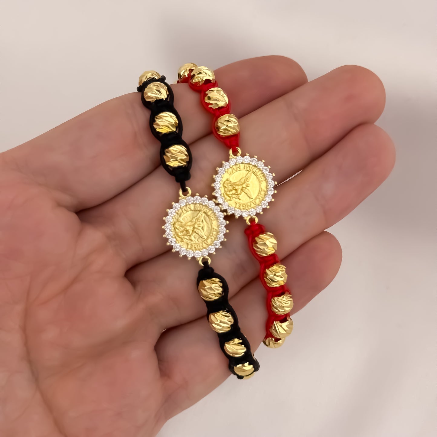 Promoción de 2 Pulseras para Parejas con San Miguel Arcangel en Hilo Negro y Rojo en Balin Italiano de 6mm en Oro Laminado 18k con Garantía de por vida