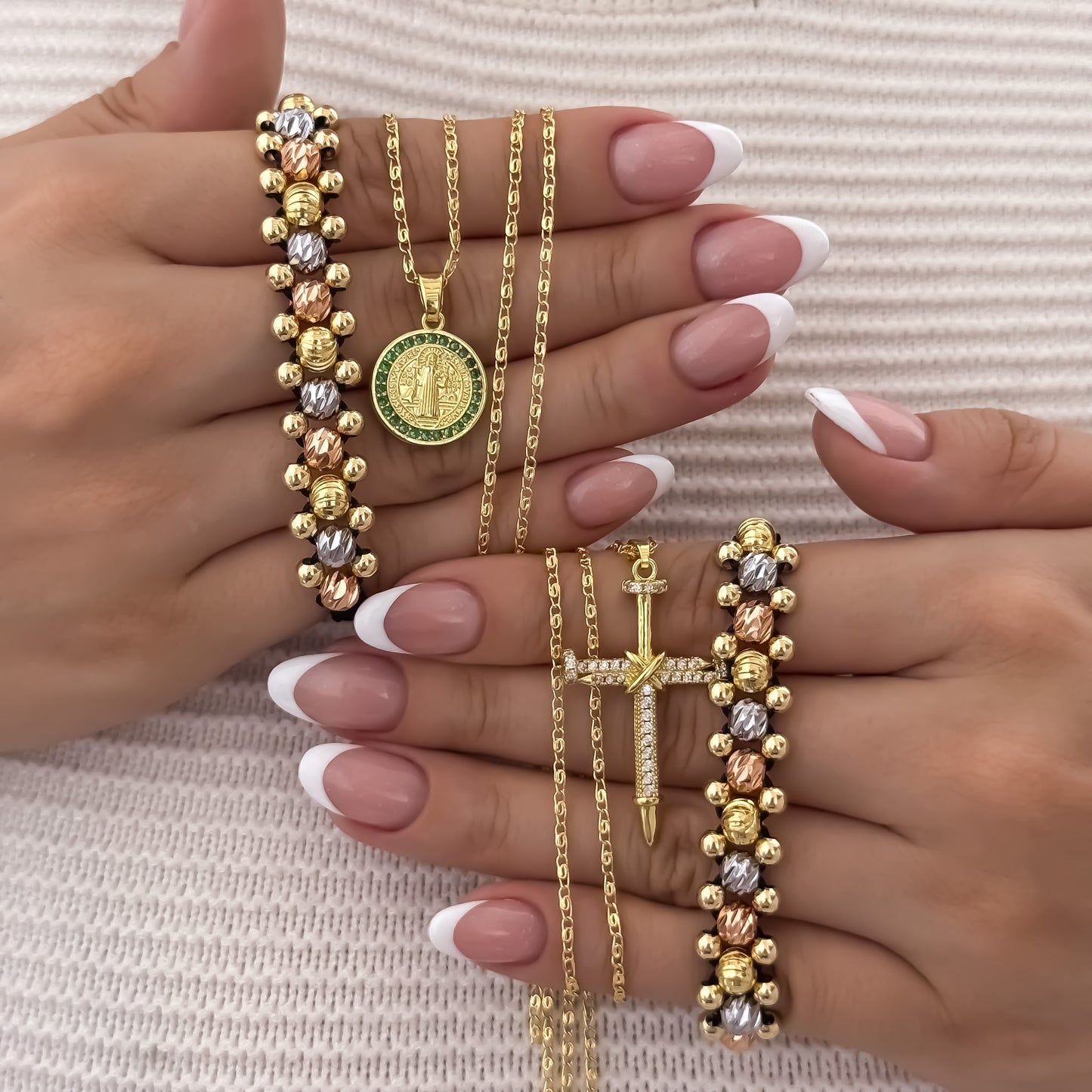 Promoción de Cadenas Para Parejas en Tejido Caracol de Hombre y Dama + Dijes de San Benito Protección + Cruz con Micro Circones 2 Pulseras en Balin Italiano de 4mm en 3 Oros de 3 Carriles en Oro Laminado 18k con Garantía de por vida