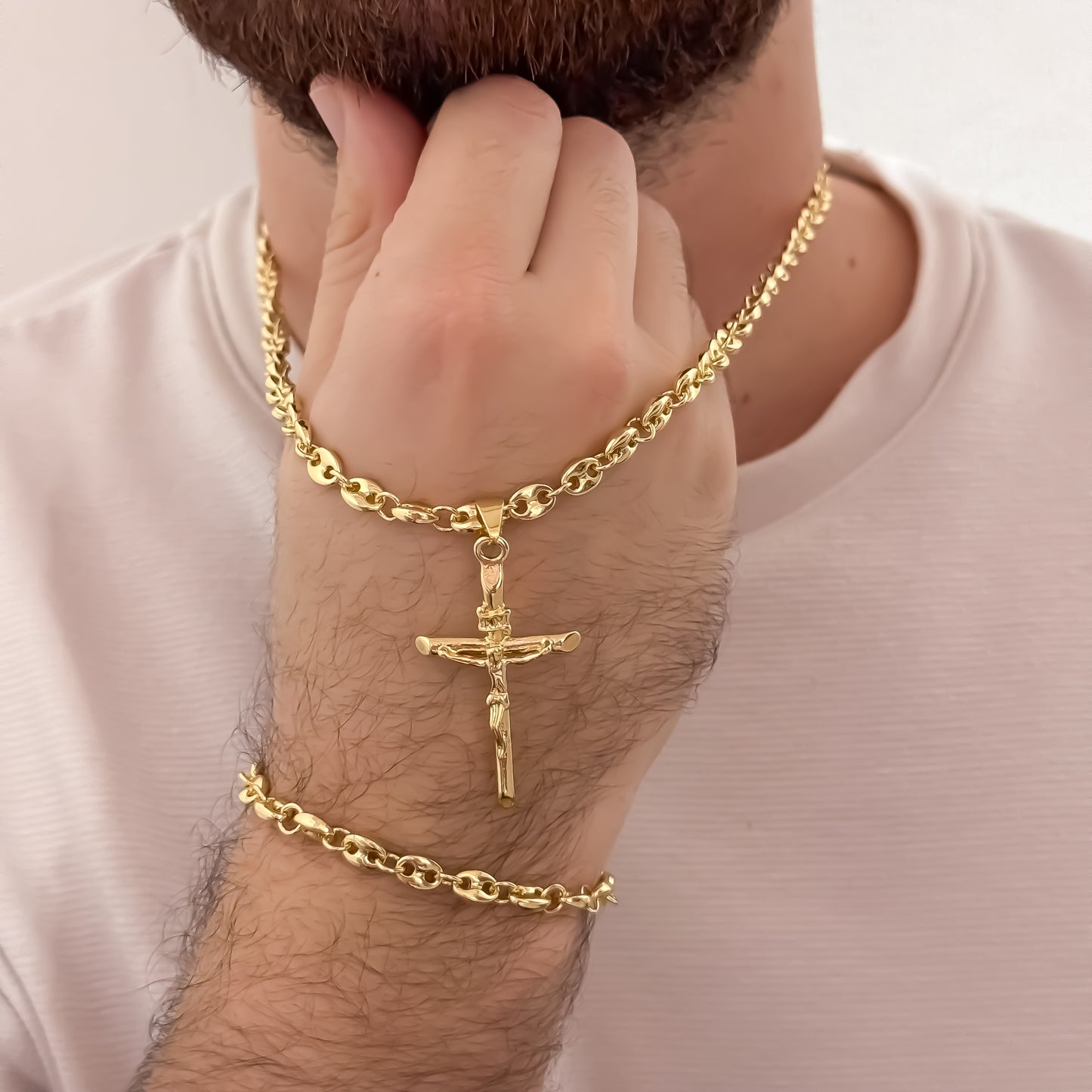 Conjunto de Cadena Tejido Gucci de Hombre de 60cm de 5mm + Cruz Cristo Madero Protección de 3cm + Pulsera Tejido Gucci de 20cm de 5mm en Oro Laminado 18k con Garantía de por vida