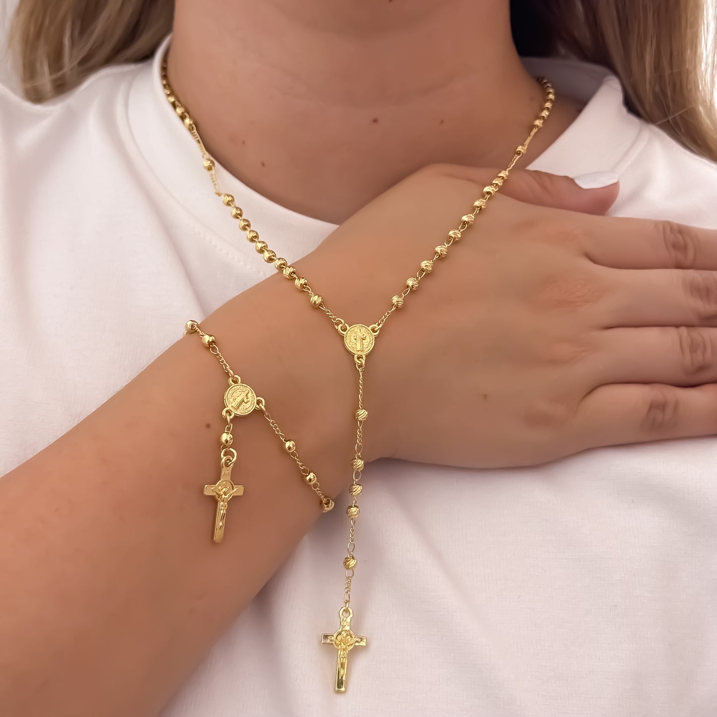 Promoción de Mujer Camándula de San Benito Protección en Balin Italiano de 4mm + Denario de San Benito Protección en Oro Laminado 18k con Garantía de por vida