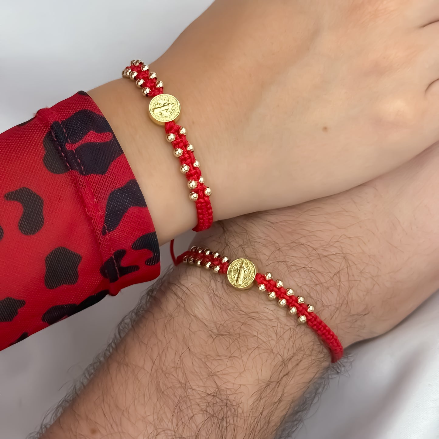 Promoción de Pulseras en Hilo Rojo de San Benito Protección en Oro Laminado 18k con Garantía de por vida