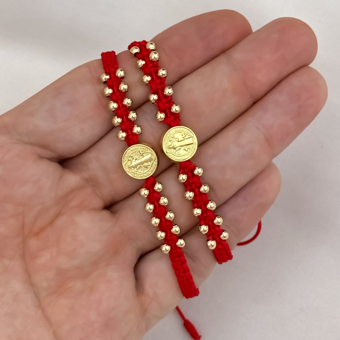 Promoción de Pulseras en Hilo Rojo de San Benito Protección en Oro Laminado 18k con Garantía de por vida