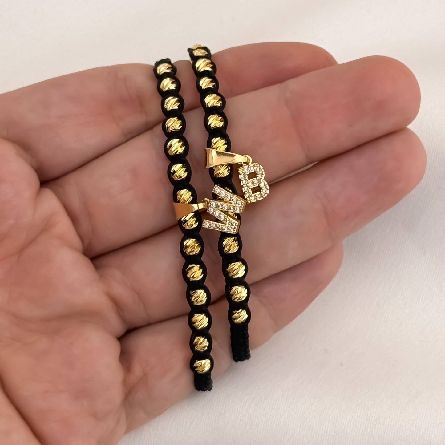 Promoción de 2 Pulseras para Parejas en Balin Italiano 4mm con Letras  Inicial con Micro Circones Cristales en Oro Laminado 18k con Garantía de por vida
