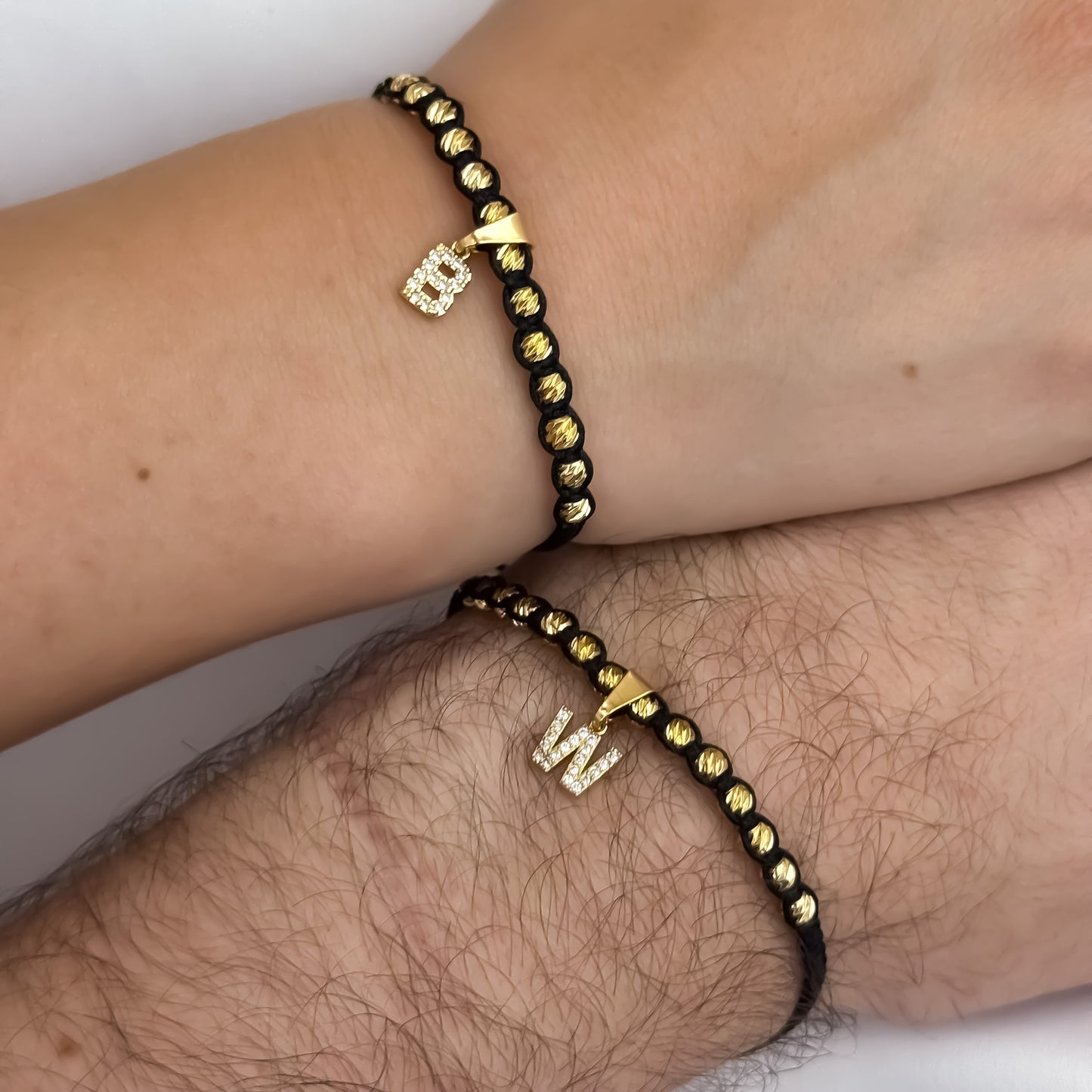Promoción de 2 Pulseras para Parejas en Balin Italiano 4mm con Letras  Inicial con Micro Circones Cristales en Oro Laminado 18k con Garantía de por vida