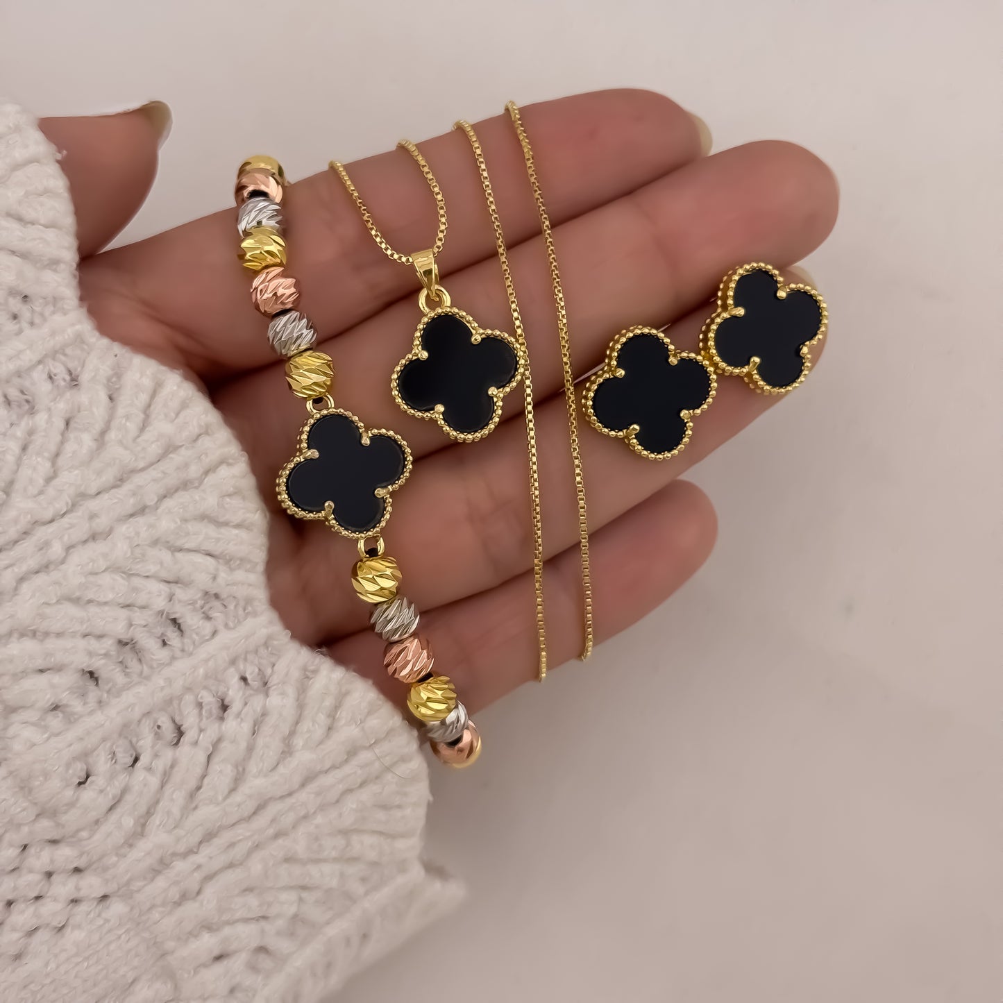 Conjunto Van Cleef Negro  Cadena Veneciano 45cm de 2mm + Van Cleef + Topo Van Cleef + Pulseras de 3 Oros Van Cleef en Oro Laminado 18k con Garantia de por vida