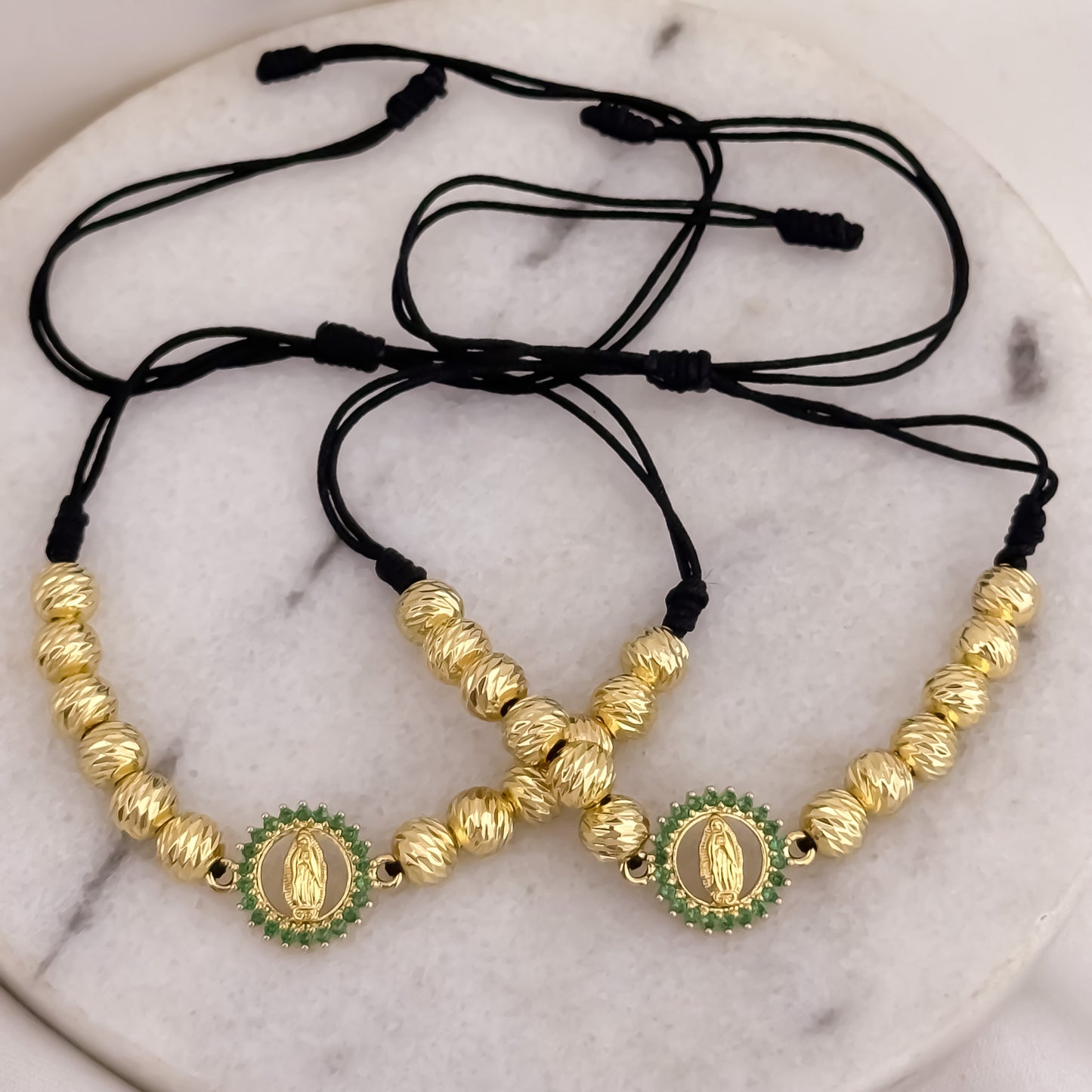 Brazales de 2 Pulseras de Virgen de Guadalupe Talla con Micro Circones Verde Esmeralda en Oro Laminado 18k con Garantía de por vida