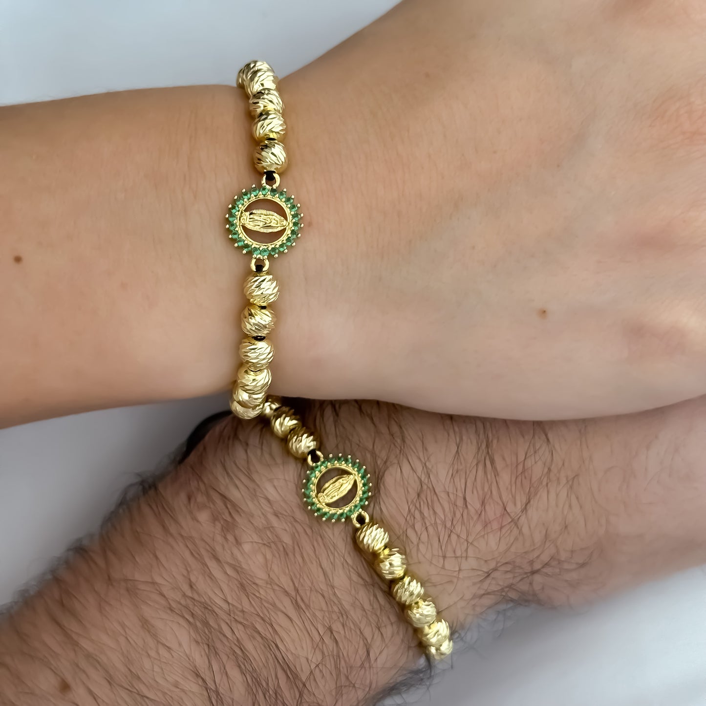 Brazales de 2 Pulseras de Virgen de Guadalupe Talla con Micro Circones Verde Esmeralda en Oro Laminado 18k con Garantía de por vida
