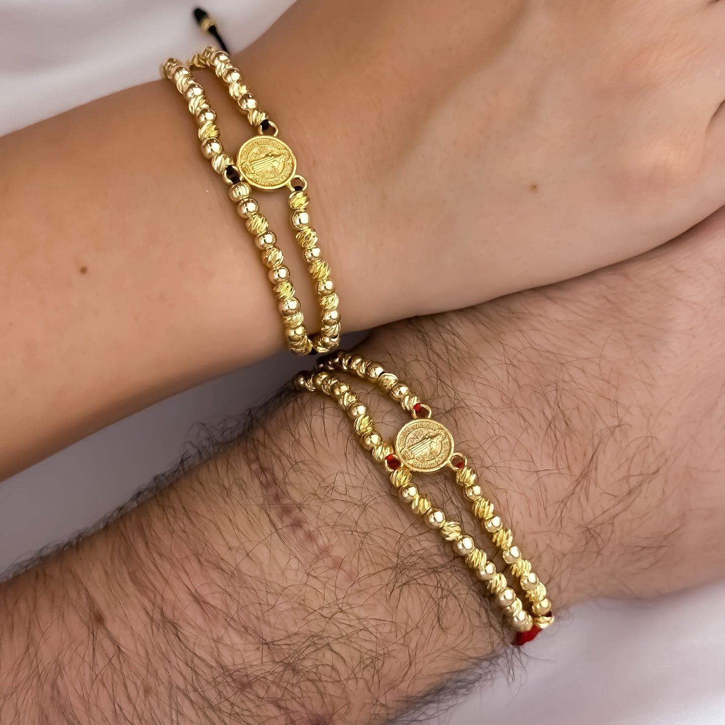 2 Pulseras para Parejas en Balin Italiano de 4mm con Dije de San Benito Proteccion en  Oro Laminado 18k con Garantia de por vida
