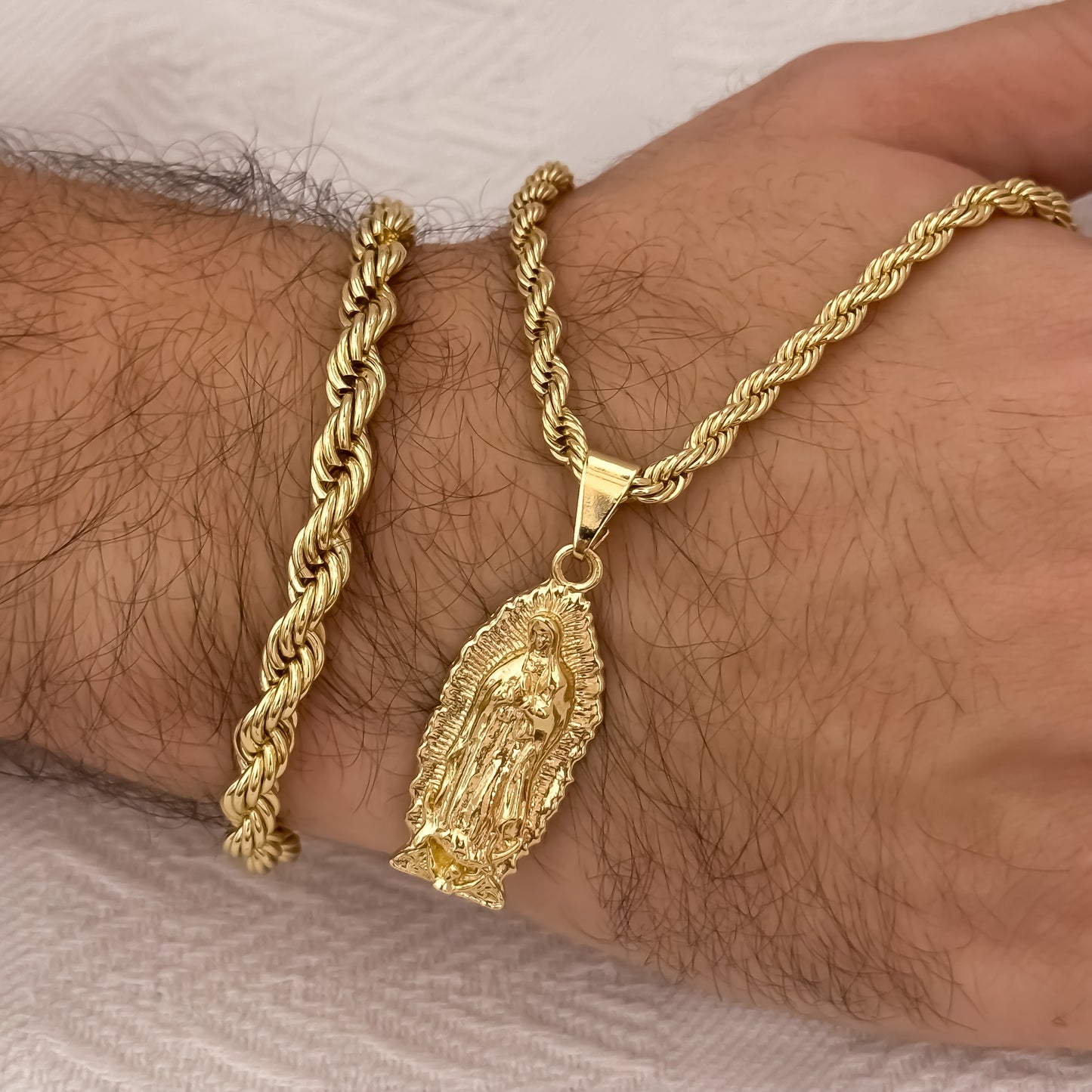 Conjunto Lazo Siciliano para Hombre  Cadena 60cm de 5mm + Virgen de Guadalupe Tallada + Pulsera Lazo 20cm de 8mm en Oro Laminado 18k con Garantía de por vida