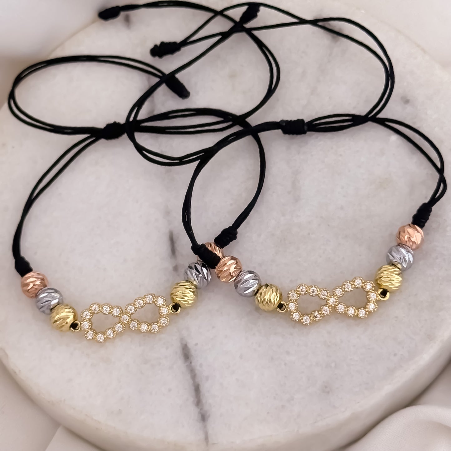 Par de Pulseras Para Parejas con Herraje de  Infinitos con Micro Circones en Balin de 3 Oros en Oro Laminado 18k con Garantia de por vida