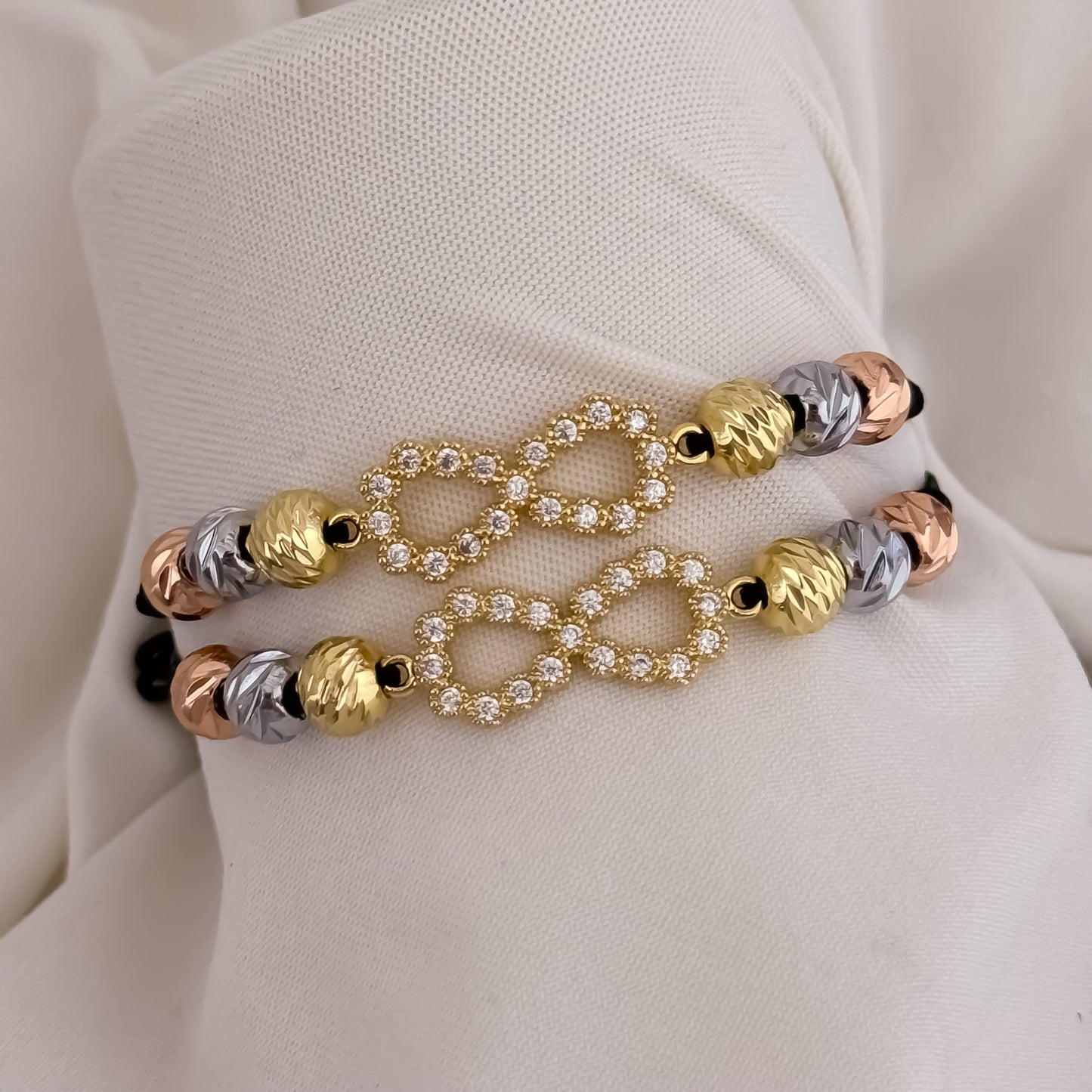 Par de Pulseras Para Parejas con Herraje de  Infinitos con Micro Circones en Balin de 3 Oros en Oro Laminado 18k con Garantia de por vida