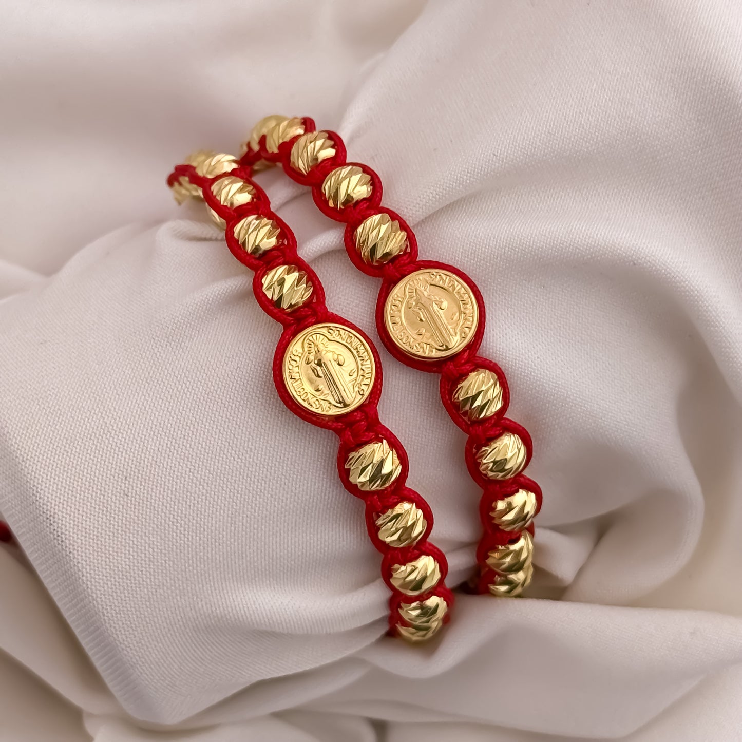 Promocion de 2 Pulseras de San Benito Proteccion en Hilo Rojo Balin Italiano de 6mm en Oro Laminado 18k con Garantia de por vida