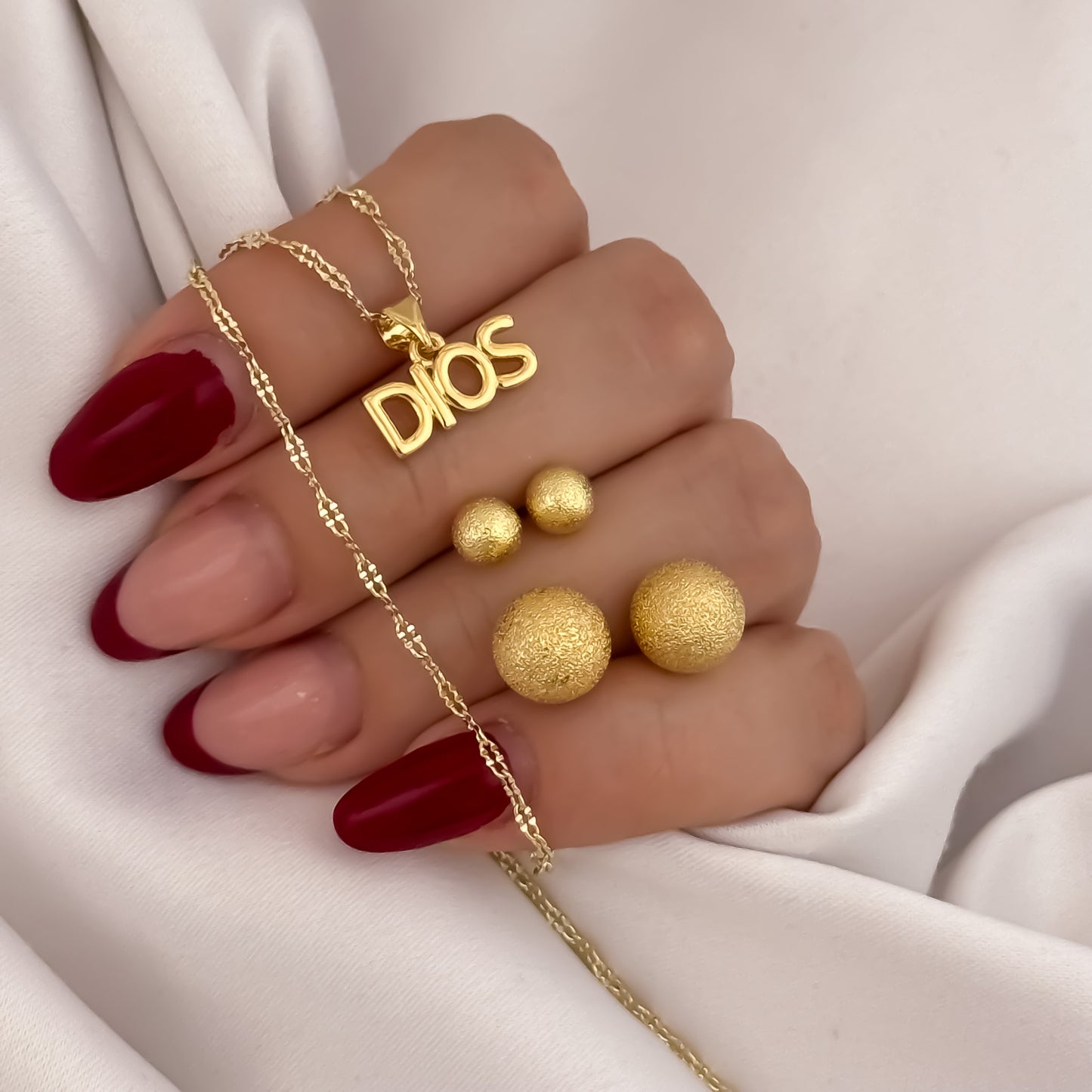 Cadena Tejido Crispeta de Dama de 45cm + Dije de Dios + Par de Balin Diamantado de 8mm - 6mm en Oro Laminado 18k con Garantía de por vida