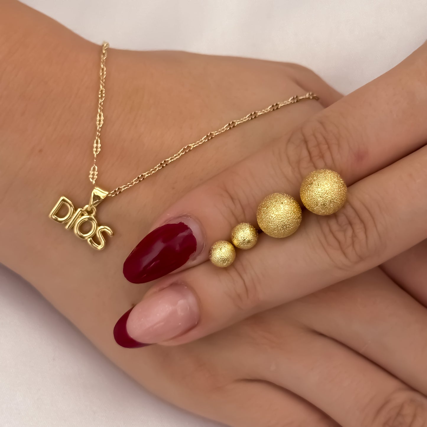 Cadena Tejido Crispeta de Dama de 45cm + Dije de Dios + Par de Balin Diamantado de 8mm - 6mm en Oro Laminado 18k con Garantía de por vida