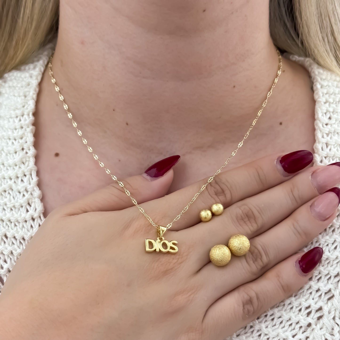 Cadena Tejido Crispeta de Dama de 45cm + Dije de Dios + Par de Balin Diamantado de 8mm - 6mm en Oro Laminado 18k con Garantía de por vida