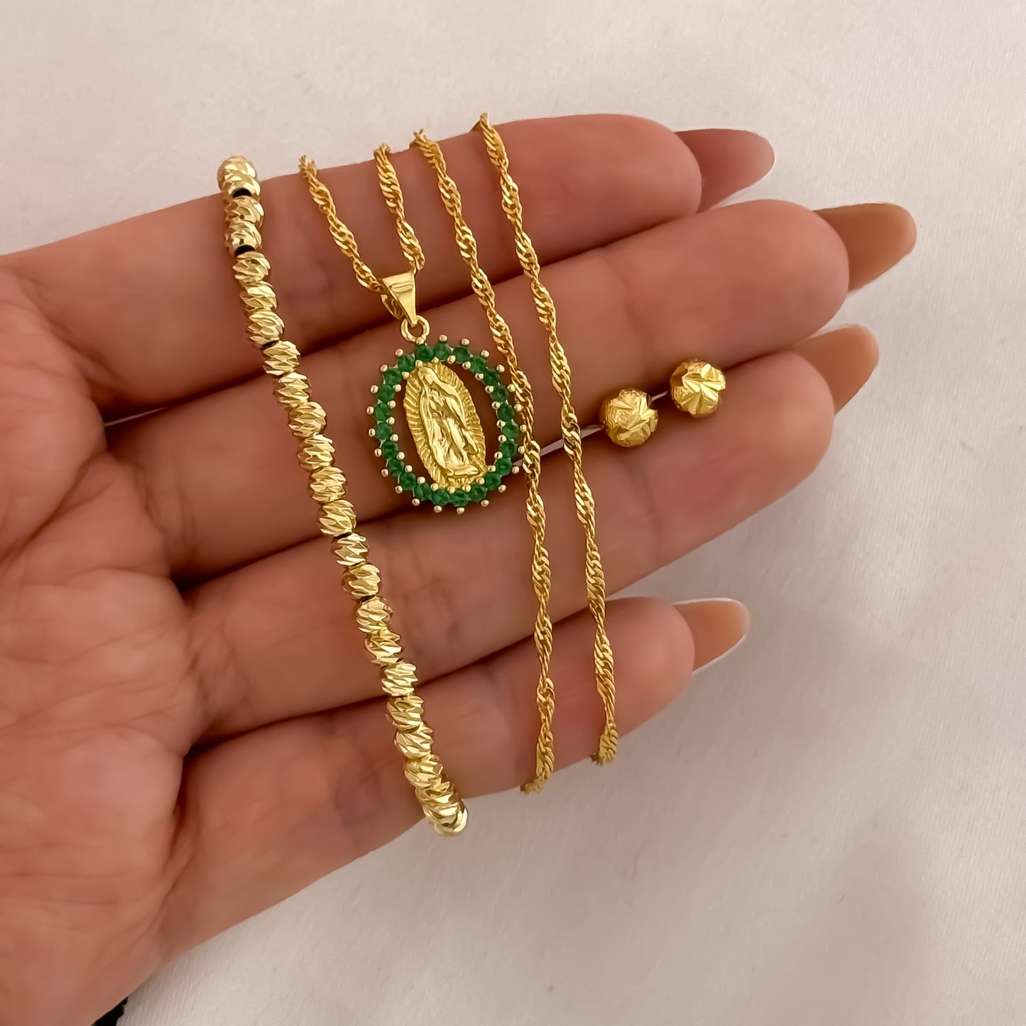 Cadena Tejido Singapur de Dama de 45cm + Virgen de Guadalupe con Circones Verde Esmeralda + Topo Balin Italiano 6mm + Pulseras Balin Italiano en Oro Laminado 18k con Garantía de por vida