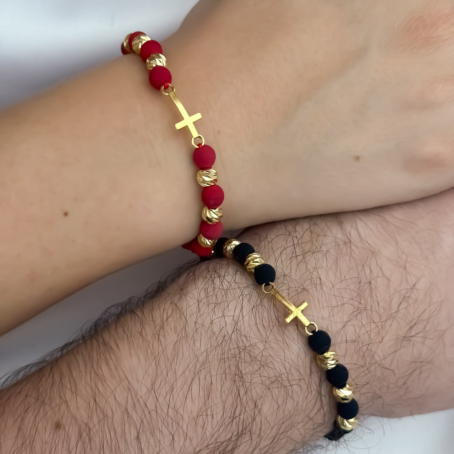 Promoción de 2 Pulseras para Parejas en Balin Italiano en Hilo Rojo + Hilo Negro con Herraje de Cruz Cristo Protector en Oro Laminado 18k con Garantia de por vida