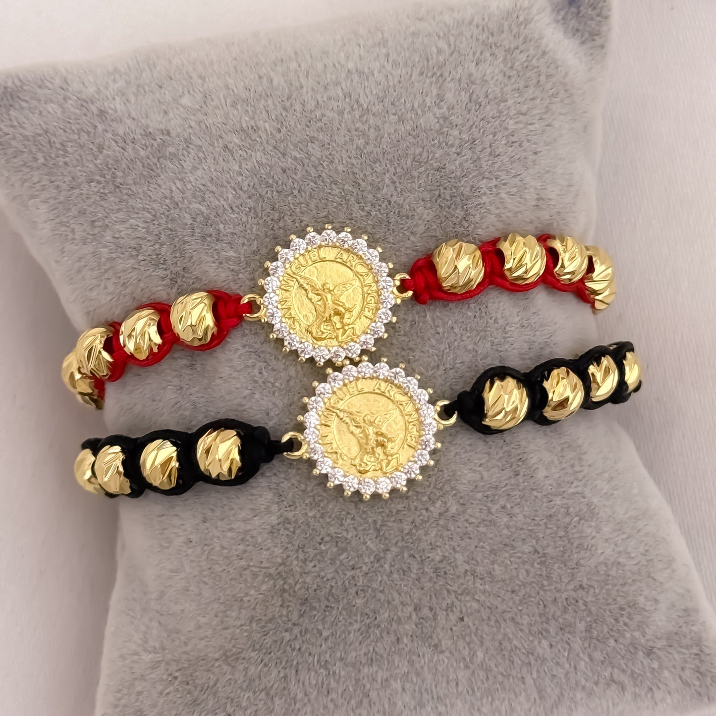 Promoción de 2 Pulseras para Parejas con San Miguel Arcangel en Hilo Negro y Rojo en Balin Italiano de 6mm en Oro Laminado 18k con Garantía de por vida
