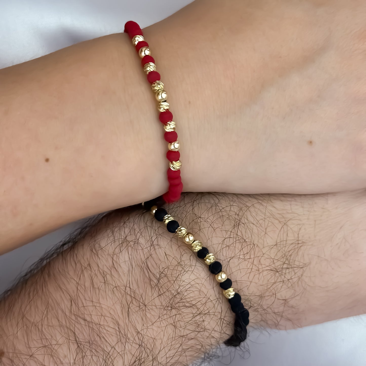 Promocion de 2 Pulseras para Parejas en Hilo Negro - Rojo en Balin Italiano de 4mm con Neopreno en Oro Laminado 18k con Garantia de por vida