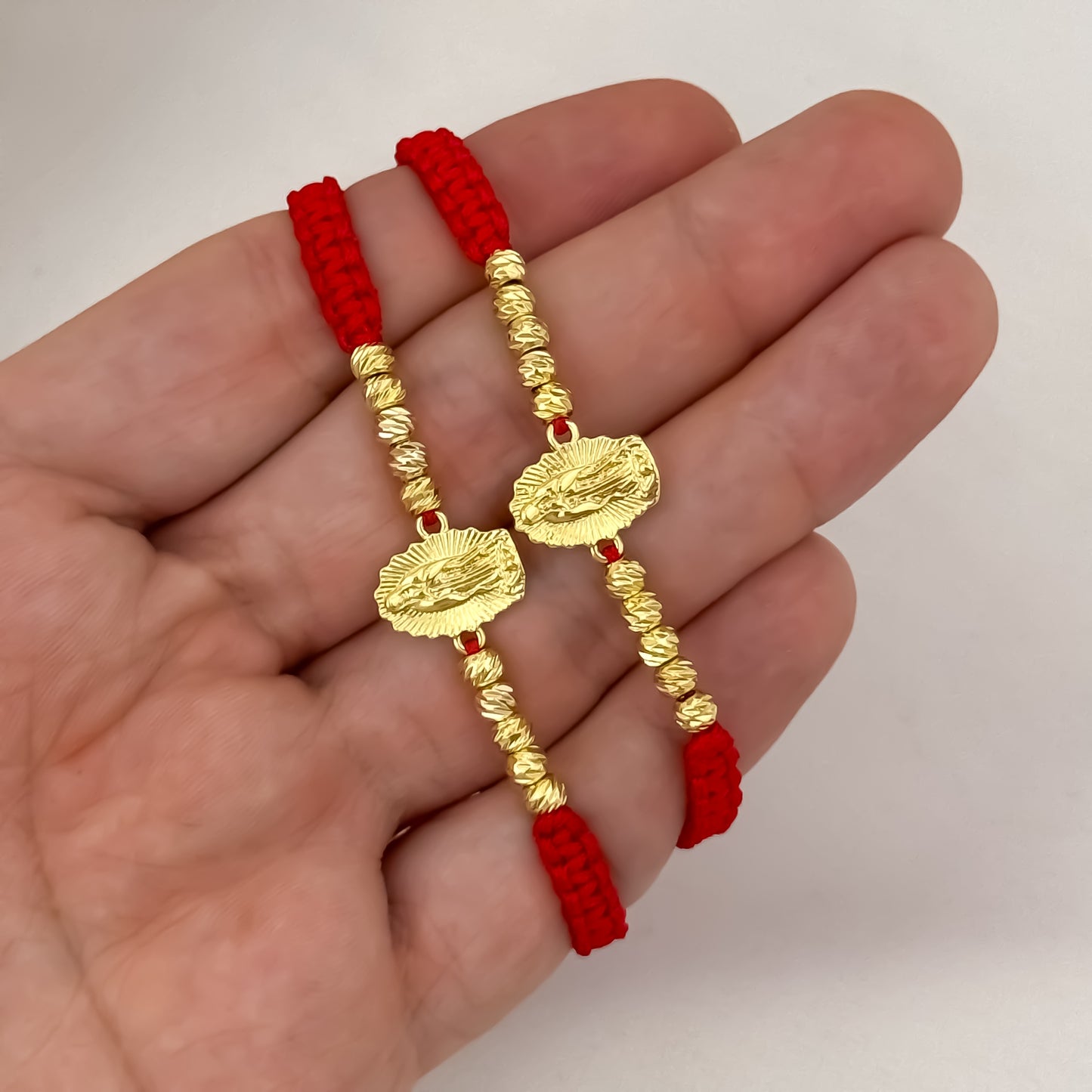 2 Pulseras Hilo Rojo para parejas con Dije de Virgen Guadalupe el Amuleto Protector de toda nuestras males Energias en Balin italiano de 6mm en oro Laminado 18k con Garantia de por vida