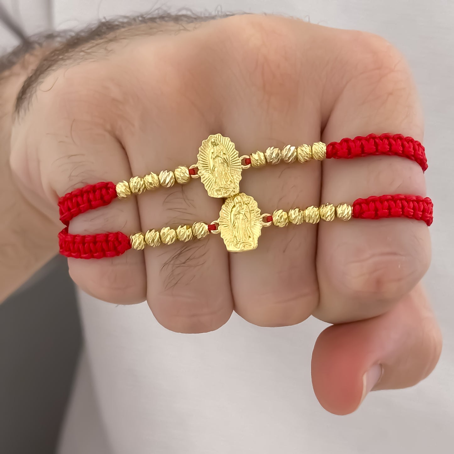 2 Pulseras Hilo Rojo para parejas con Dije de Virgen Guadalupe el Amuleto Protector de toda nuestras males Energias en Balin italiano de 6mm en oro Laminado 18k con Garantia de por vida