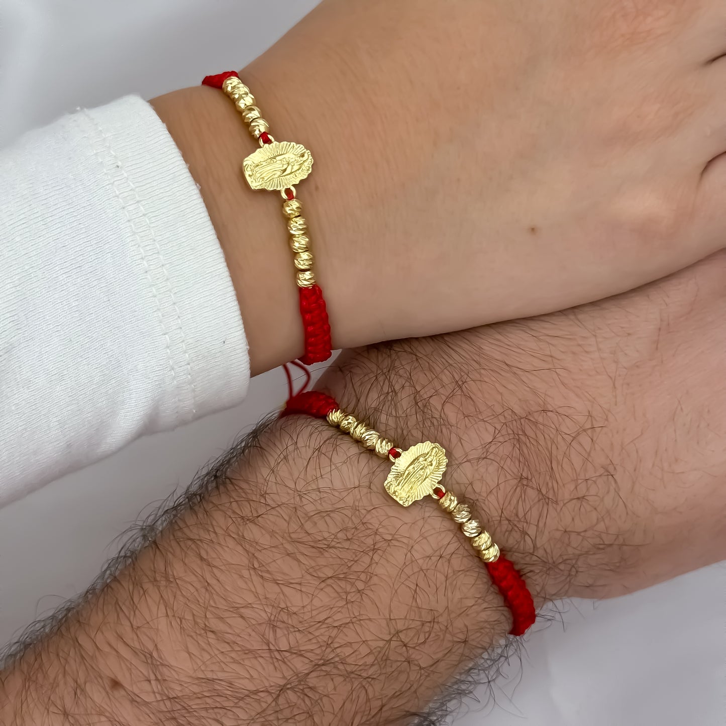 2 Pulseras Hilo Rojo para parejas con Dije de Virgen Guadalupe el Amuleto Protector de toda nuestras males Energias en Balin italiano de 6mm en oro Laminado 18k con Garantia de por vida