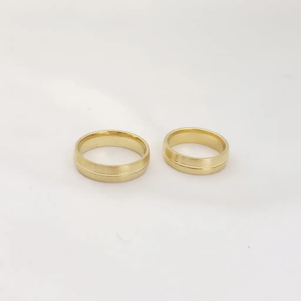 Par De Argollas De Matrimonio Con Diseño Liso Con Línea Central