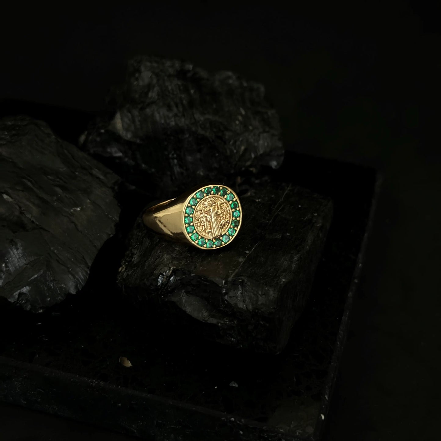 Anillo de Caballero Con Diseño De San Benito Con Cristal Verdes + Envío Gratis