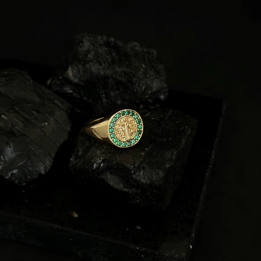 Anillo de Caballero Con Diseño De San Benito Con Cristal Verdes + Envío Gratis