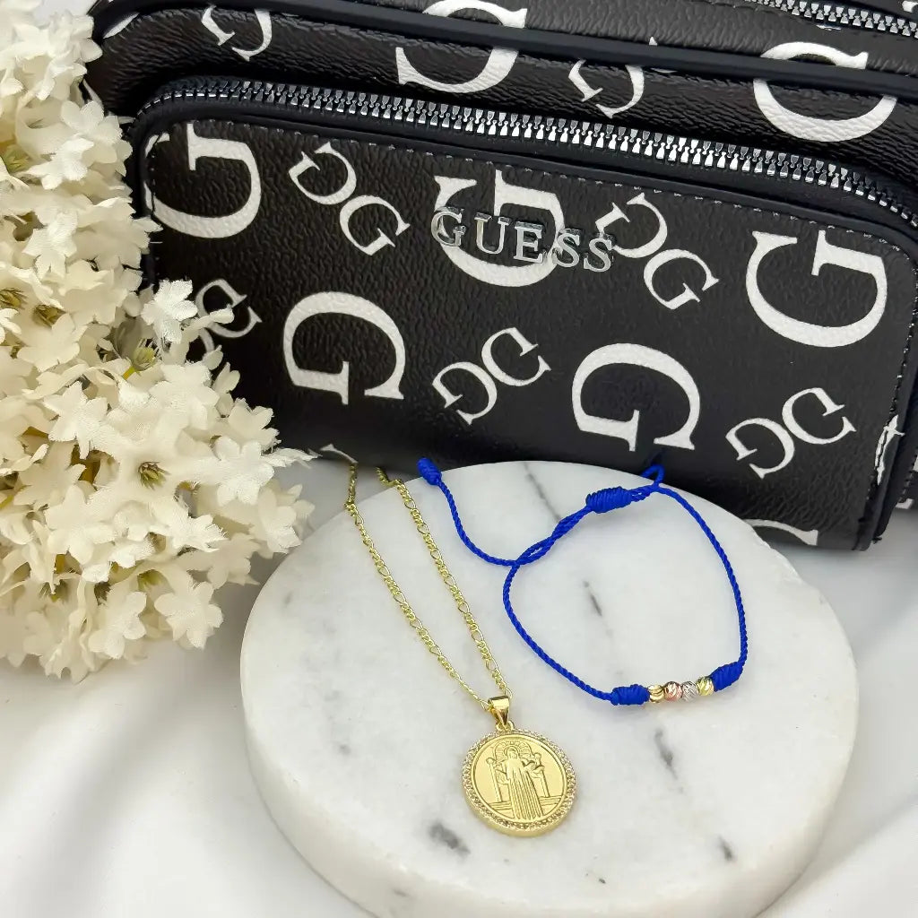 Cadena Tejido Cartier para Dama 45cm-2mm + Dije San Benito Protección + Hilo de Amor de 3 Oro en Baño de Oro de 18k con Garantía + Bolsa de Obsequio Guess